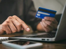 Osoba realizująca płatność online przez laptopa - instrukcja, gdy dostaniesz nakaz zapłaty co zrobić.