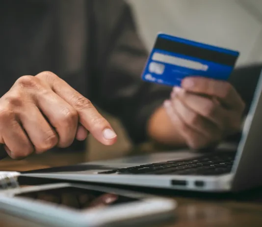 Osoba realizująca płatność online przez laptopa - instrukcja, gdy dostaniesz nakaz zapłaty co zrobić.